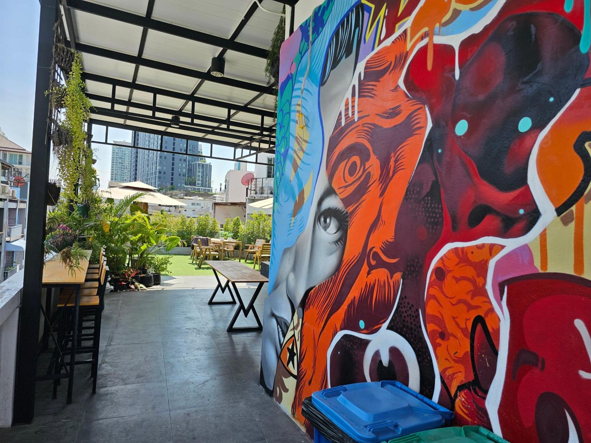 Urban Jungle Hostel Bangkok Exterior photo