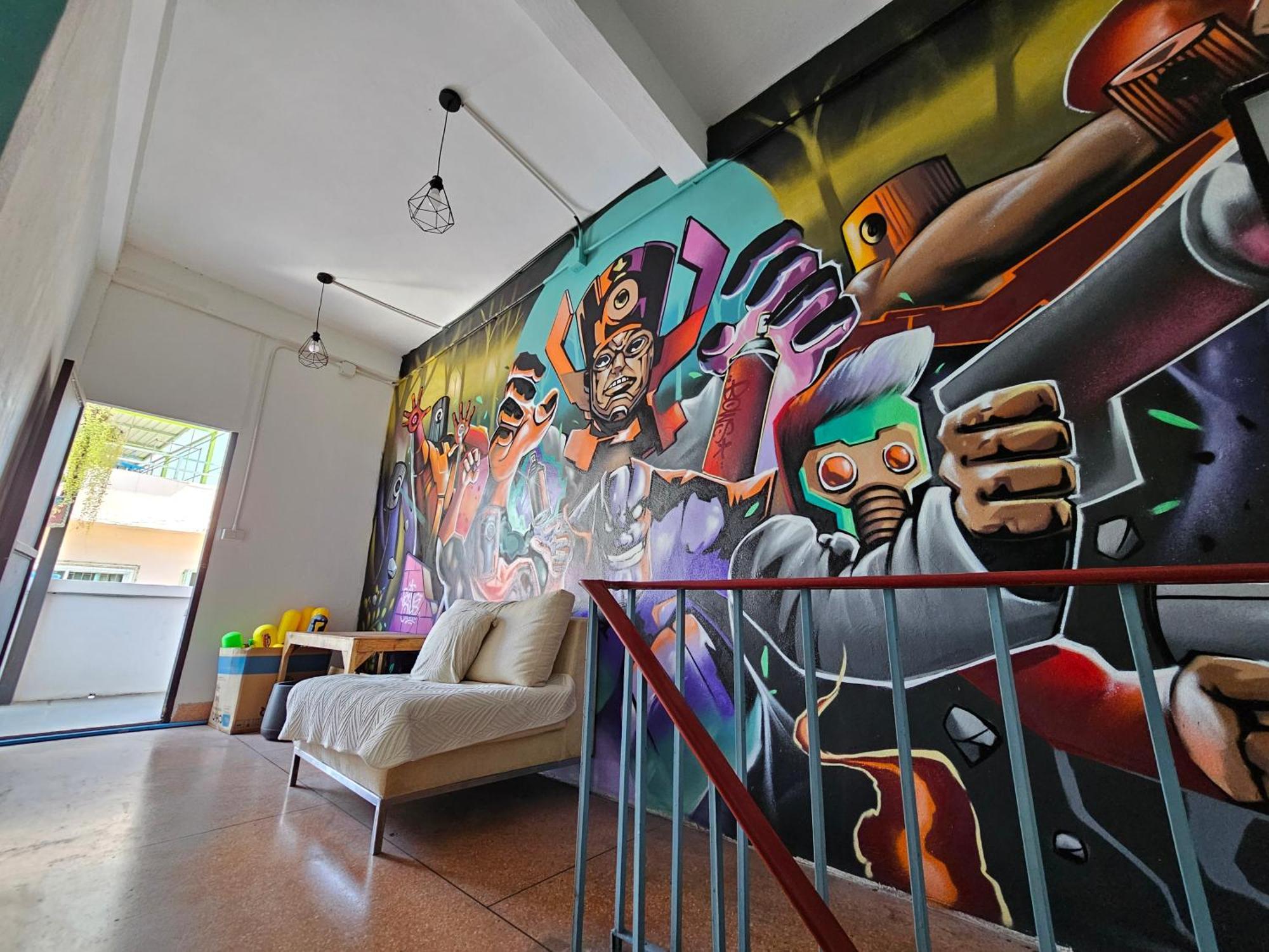 Urban Jungle Hostel Bangkok Exterior photo