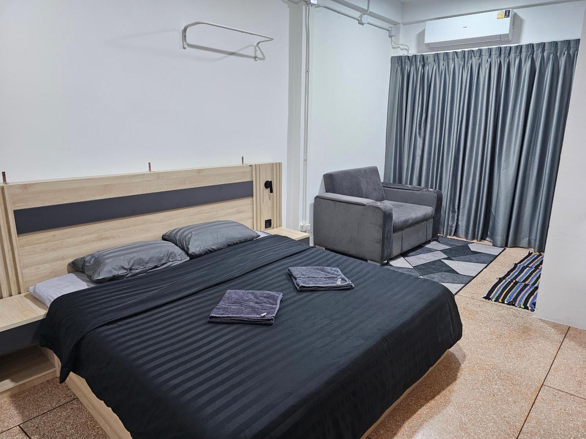 Urban Jungle Hostel Bangkok Exterior photo