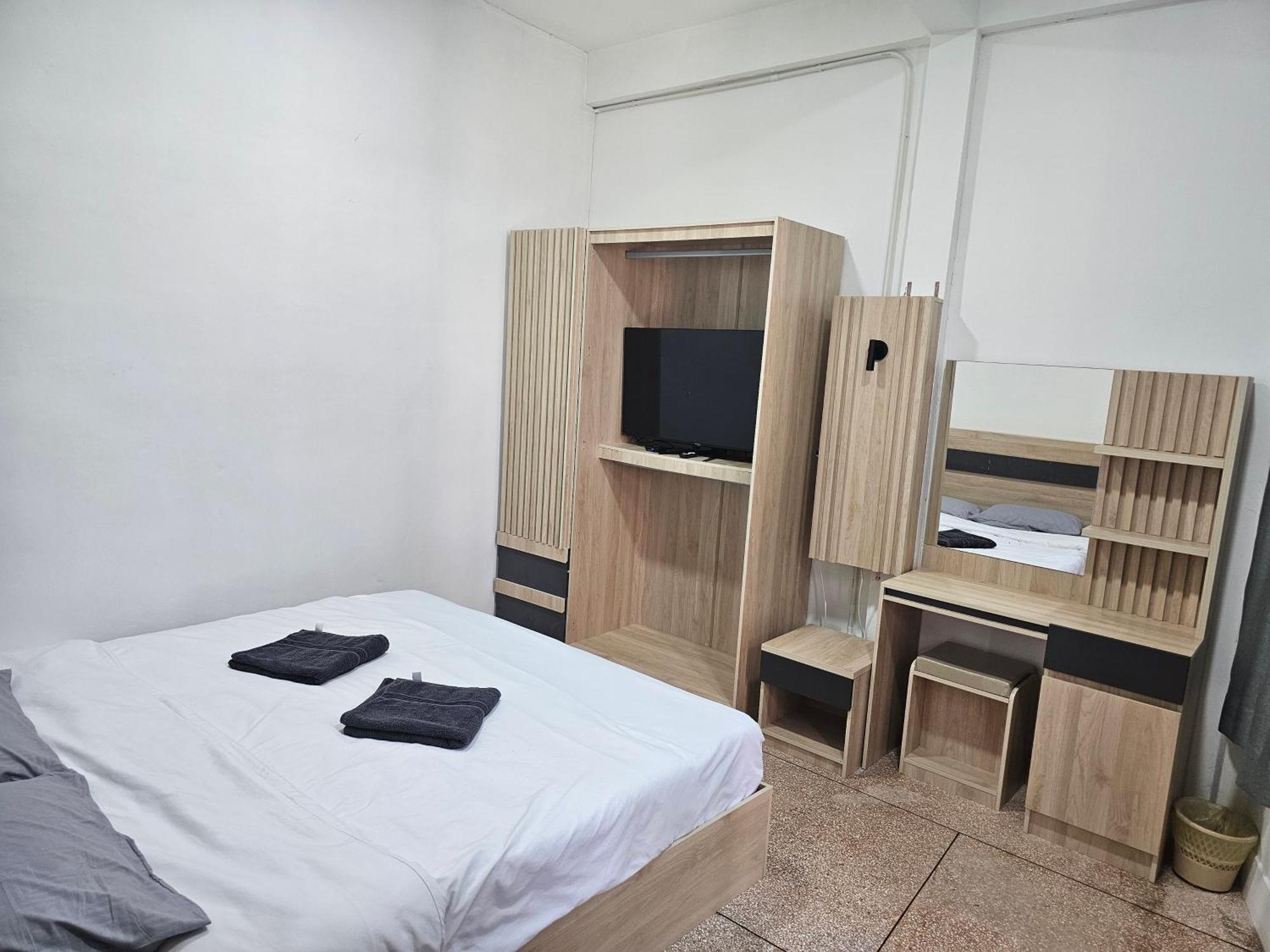 Urban Jungle Hostel Bangkok Exterior photo